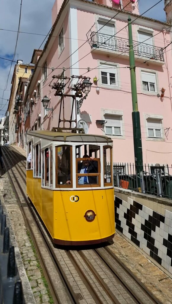 Bica funicular élevador le plus tram typique de Lisbonne