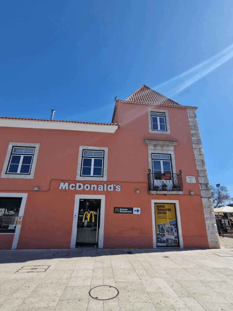 ou se trouve le joli McDo tout rose de Lisbonne