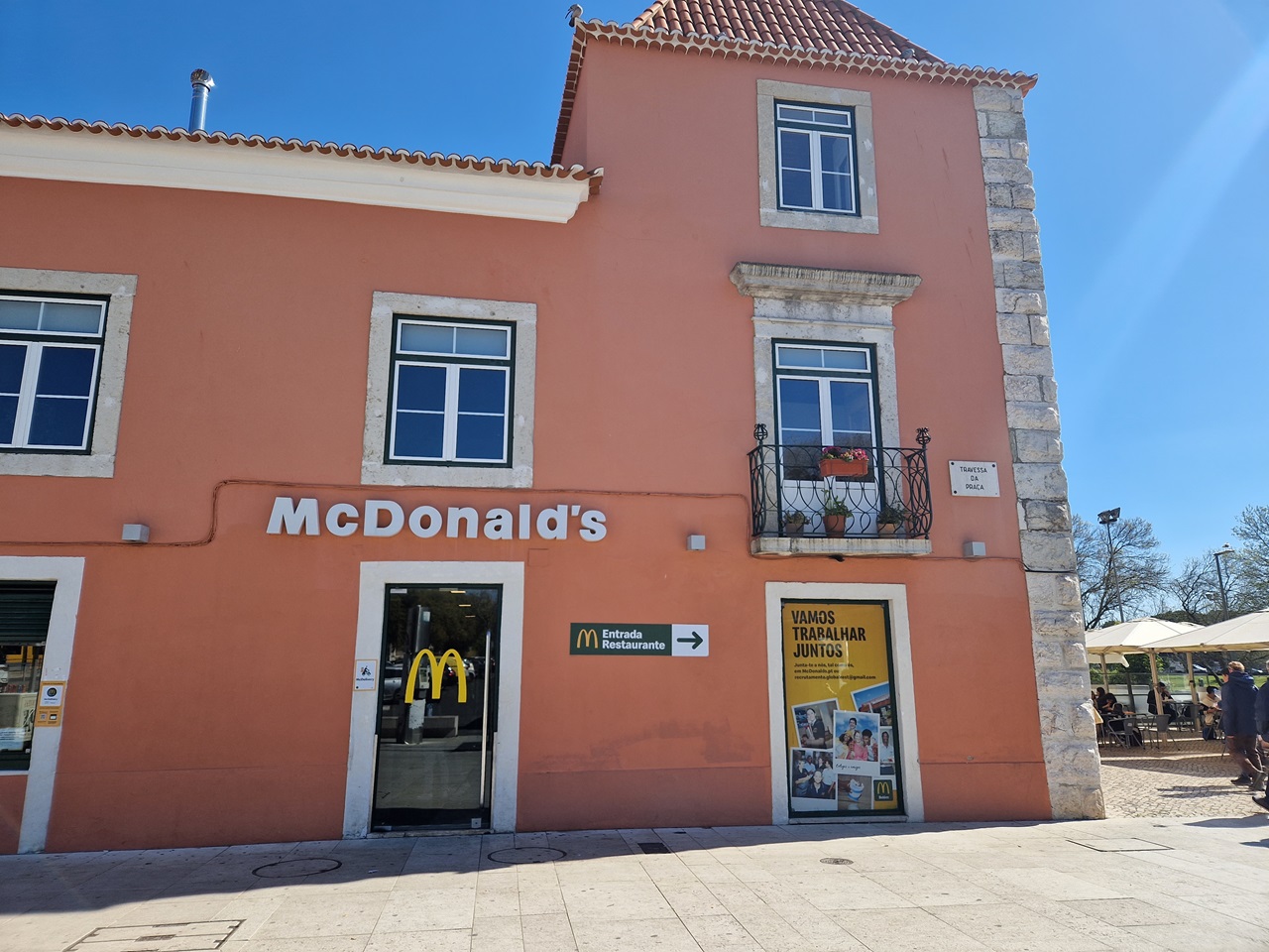 Où se trouve le joli McDo tout rose de Lisbonne