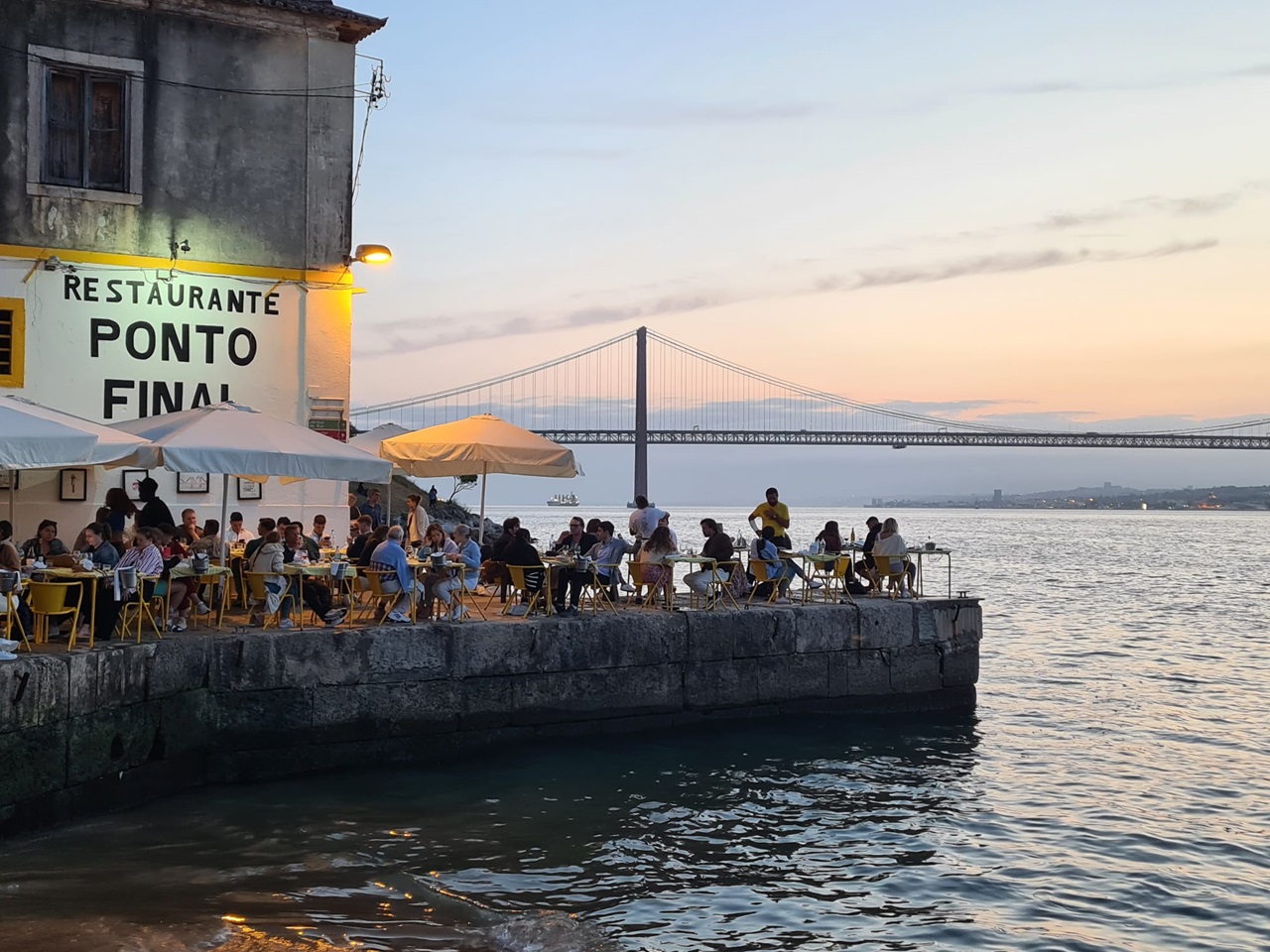 Restaurant Ponto Final à Almada face à Lisbonne