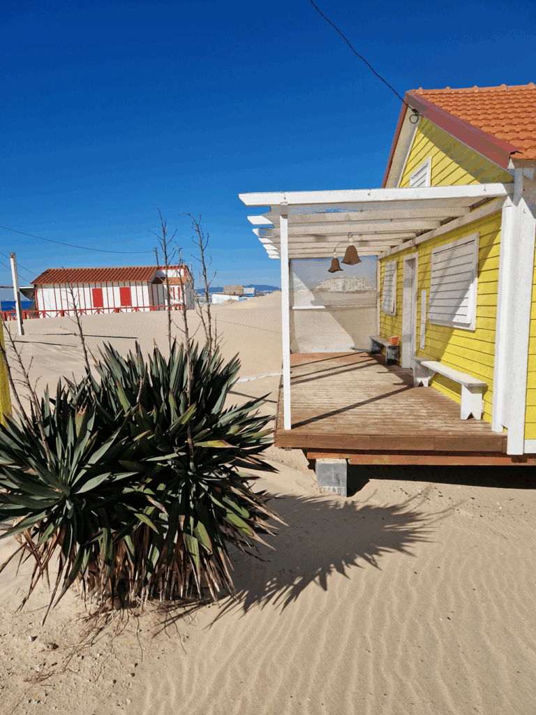 plage paradisiaque proche de lisbonne praia da saude costa da caparica