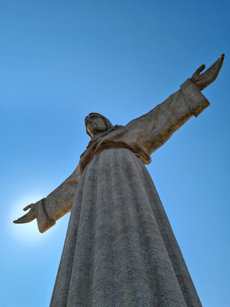 Le Cristo Rei la statue du Christ face à Lisbonne