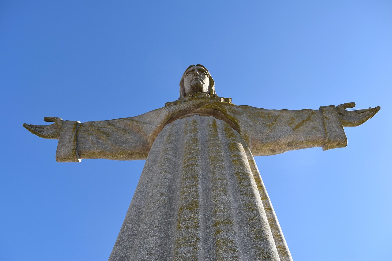 Le Cristo Rei la statue du Christ face à Lisbonne
