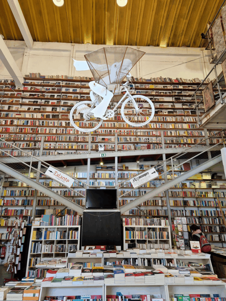 Ler Devagar a LX Factory  librairie de Lisbonne élue parmi les plus belles du monde en 2025