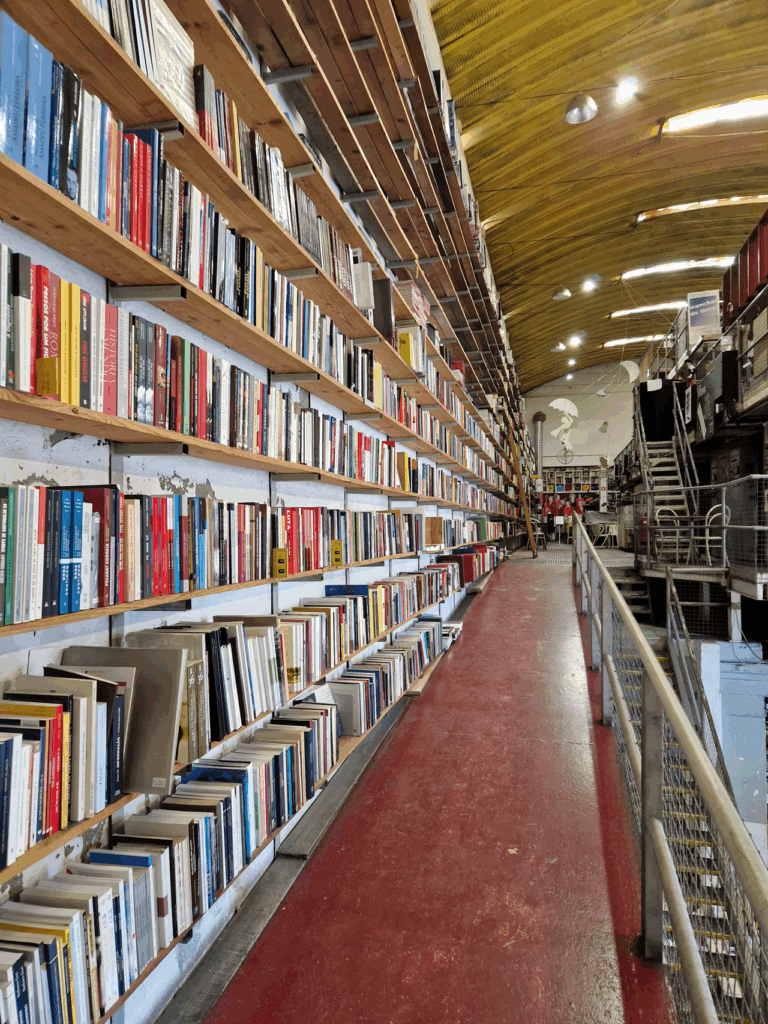 Ler Devagar à LX Factory : la librairie de Lisbonne élue parmi les plus belles du monde en 2025
