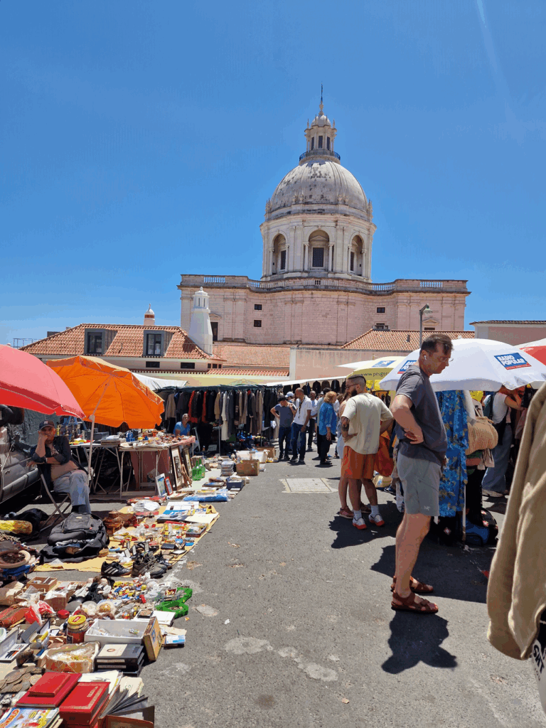 Feira da Ladra marché aux puces de Lisbonne horaires et conseils
