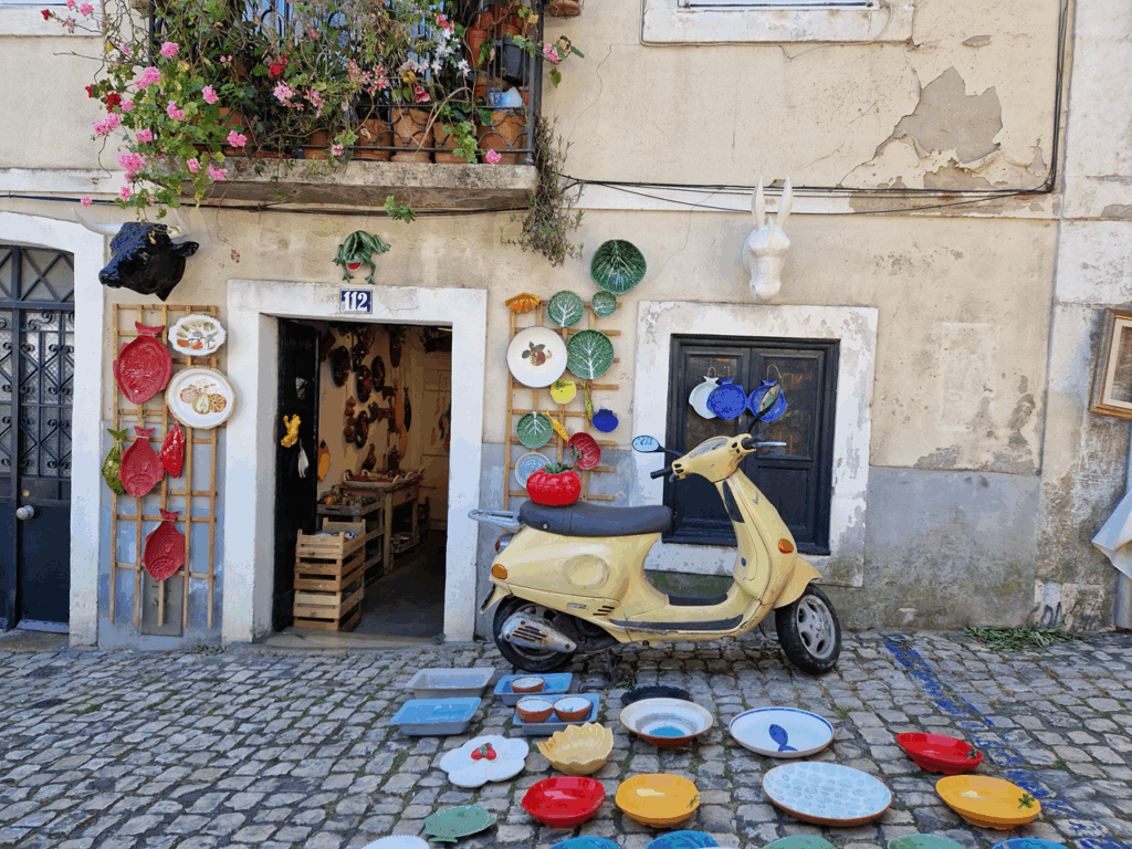 Feira da Ladra marché aux puces de Lisbonne horaires et conseils